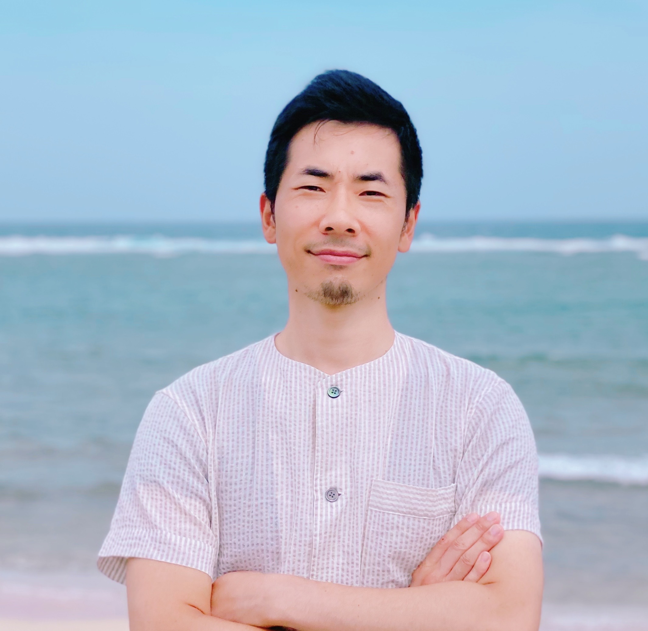 海を背景に微笑む有路登志紀